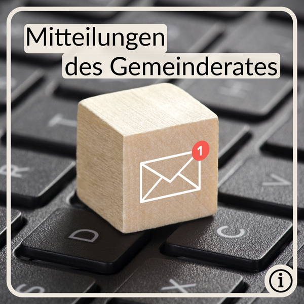 Tastatur mit Holzwürfel und Nachrichtensymbol