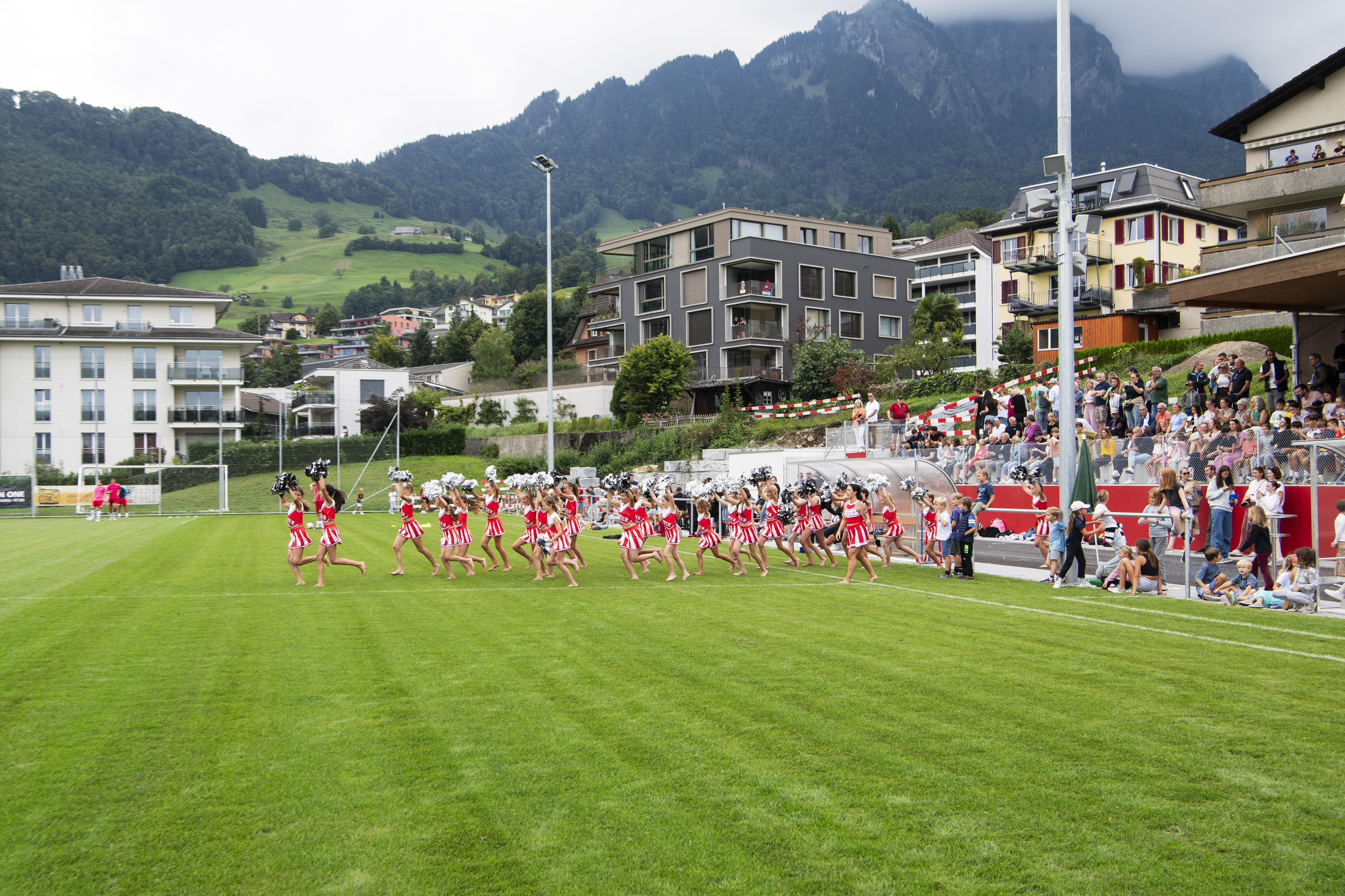 Die Cheerleader sorgen auf dem neuen Sportplatz für gute Stimmung.