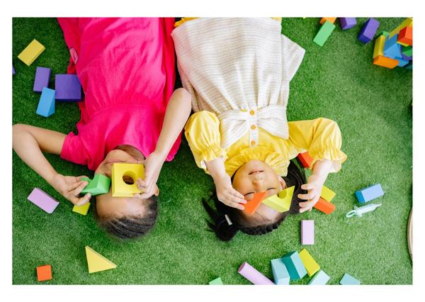 Kinder mit Spielklötzen