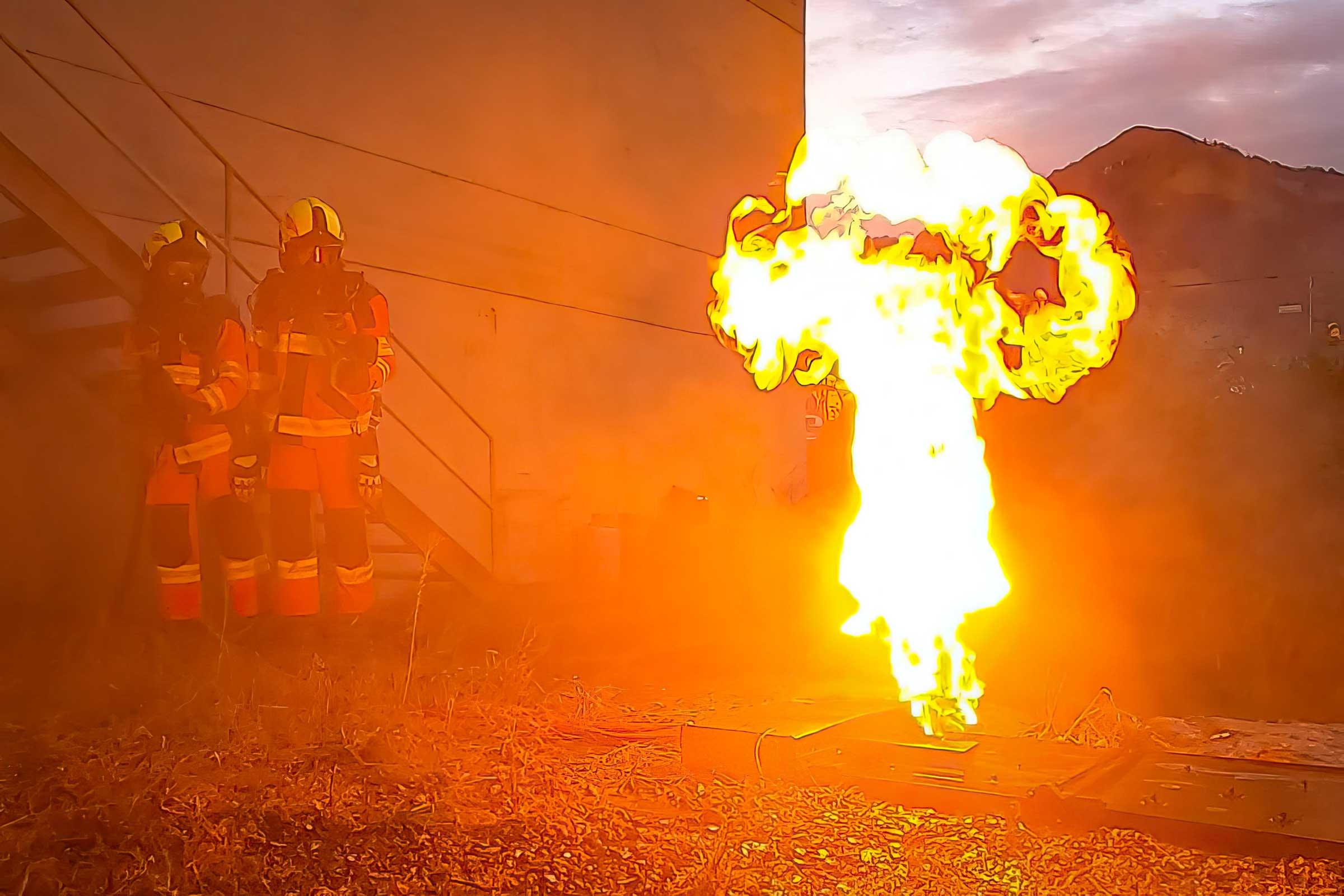 Hinter dem Schulhaus haben die Flammen den Weg nach draussen gefunden.
