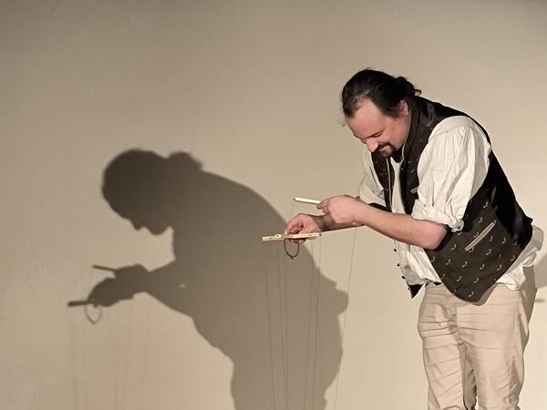 Seraphin Schlager von den Tösstaler Marionetten erzählt die Geschichte von Lubomir
