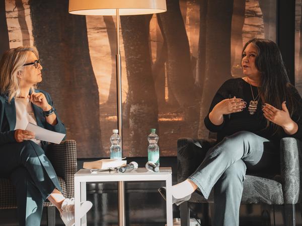 Sonja Hasler und Monika Mansour im Gespräch.