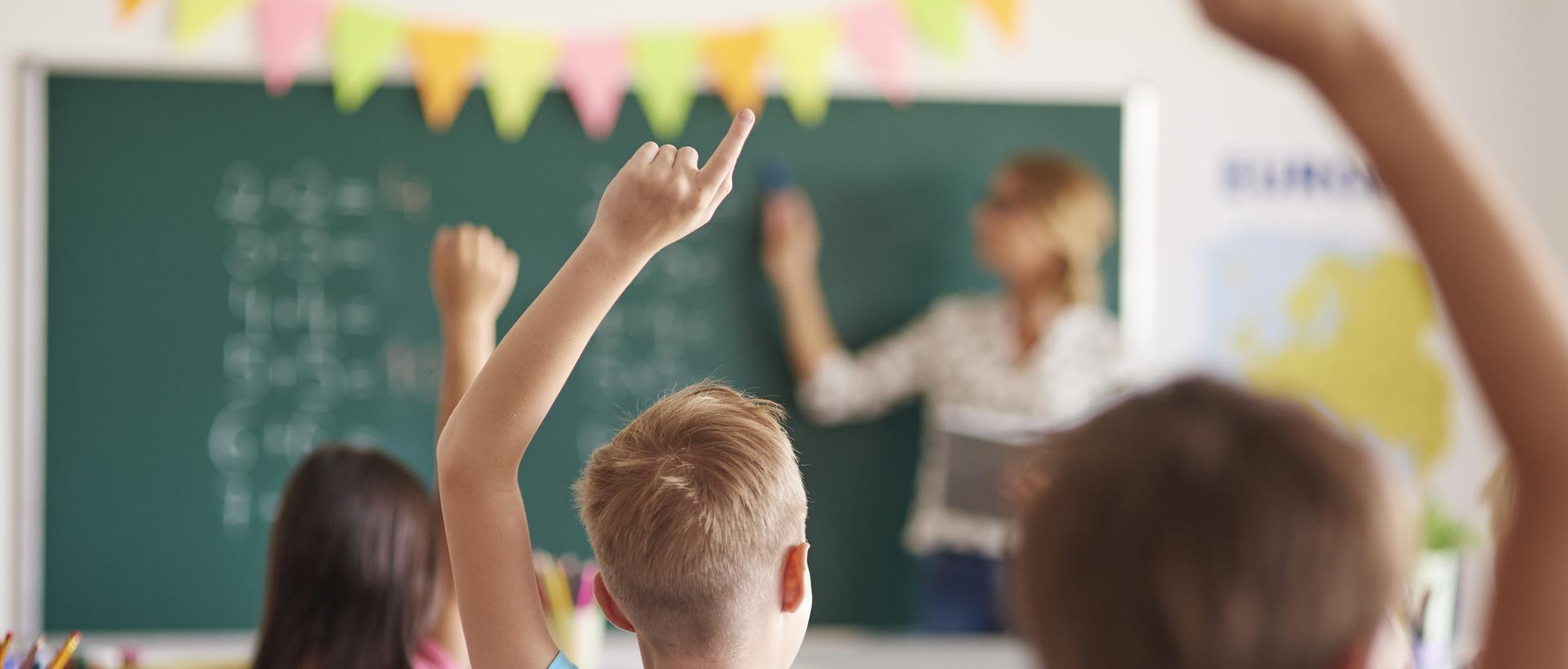 Unterricht an Schule, Kinder mit Lehrerin