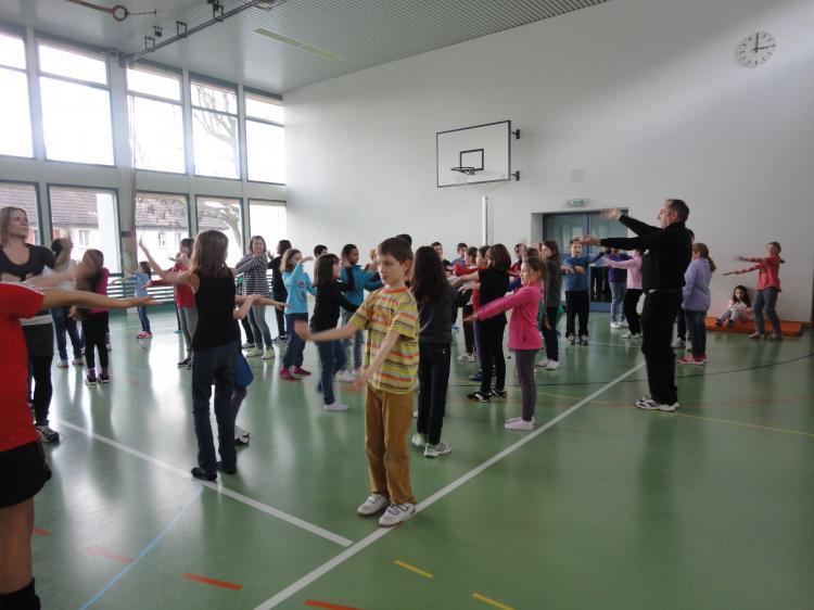 Tanzen in der Turnhalle.