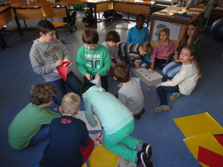 Die Schülerinnen und Schüler stellten Friedens-Collagen her.