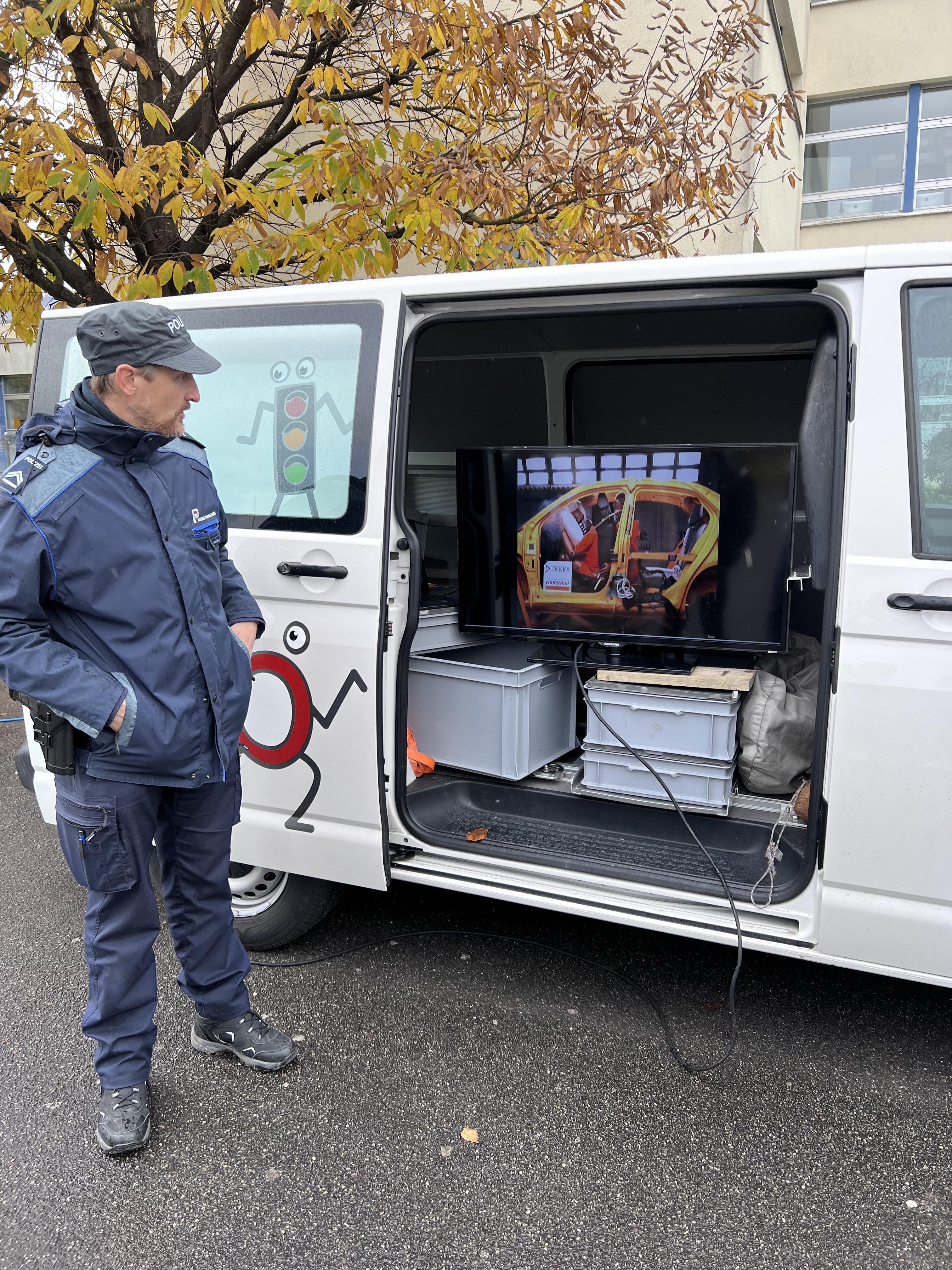 n diesem Kombi war ein Fernseher, der uns zeigte was passiert bei einem Unfall wenn man den Gurt anhat oder wenn man ihn nicht anhat. Der Polizist brachte uns bei, dass es Wichtig ist den Gurt immer anzuhaben.