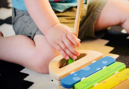 Kind spielt mit Spielzeug (Foto von Jelleke Vanooteghem auf Unsplash)