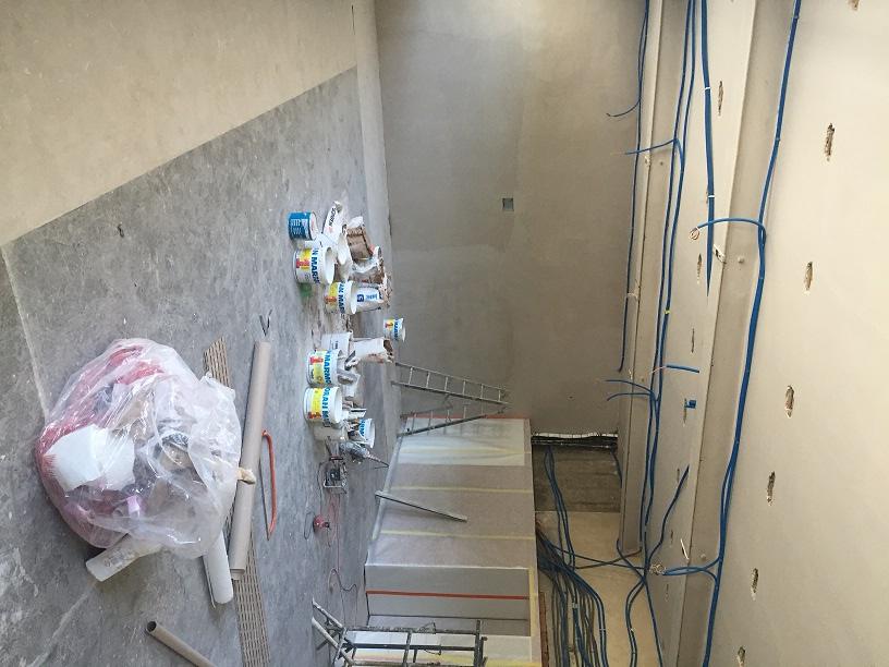 Der Mehrzwecksaal ist verputzt und die Kastenfront wurde erweitert. Die Verkabelung der Elektroinstallation wurde komplett ersetzt und den neuen Ansprüchen angepasst.