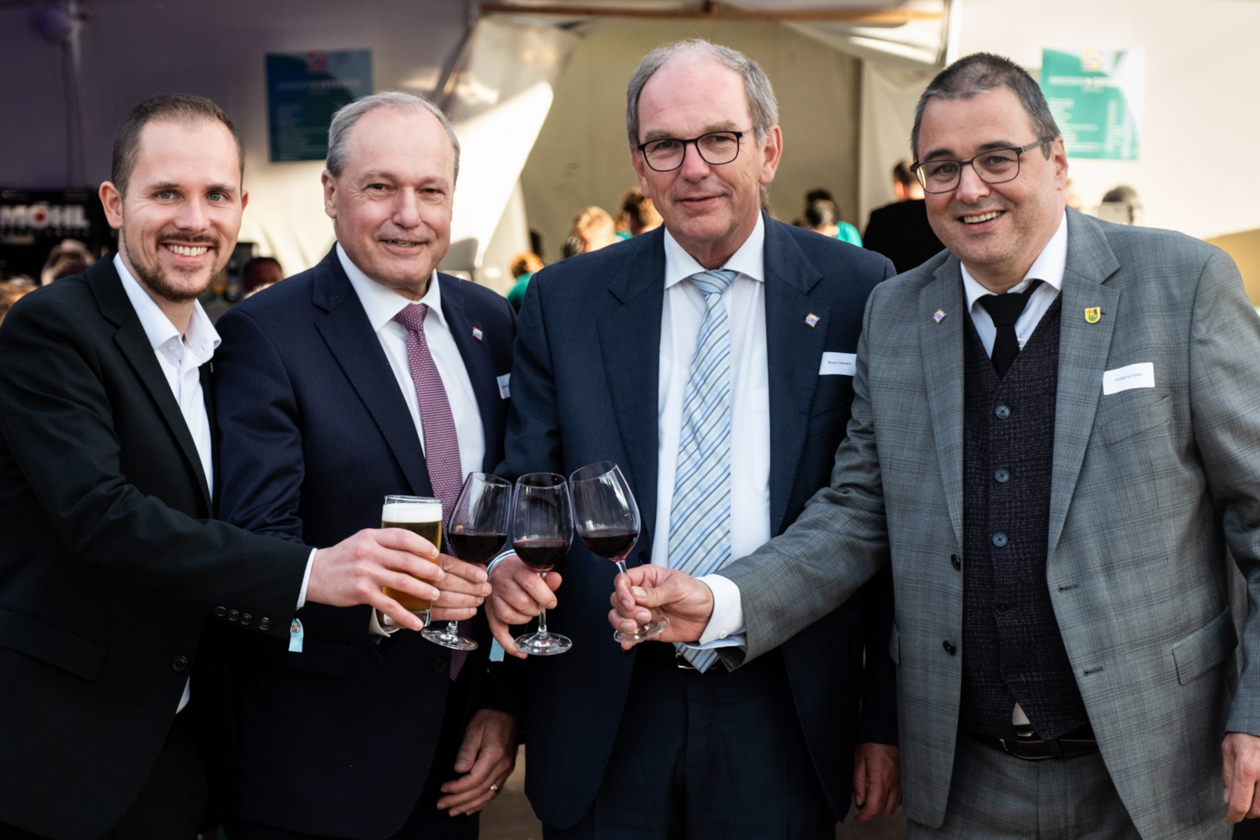 Anstossen auf das Jubiläum (v.l.n.r.): Parlamentspräsident Pascal Fürer, Gemeindepräsident Gossau ZH Jörg Kündig, Regierungsrat SG Bruno Damann und Stadtpräsident Gossau SG Wolfgang Giella. 