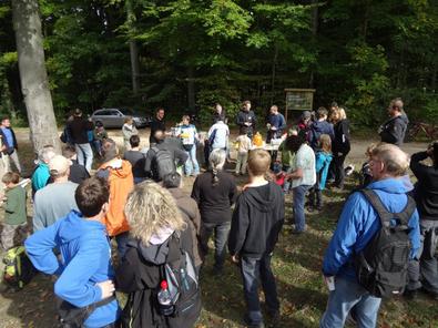 Geocacher bei der Feuerstelle Allme