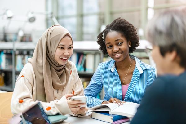 Frauen lernen zusammen