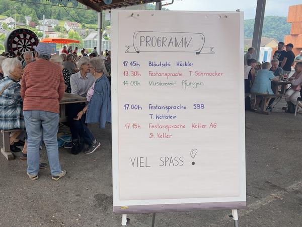 Programmpunkte des Bahnhoffestes Pfungen auf Flipchart montiert