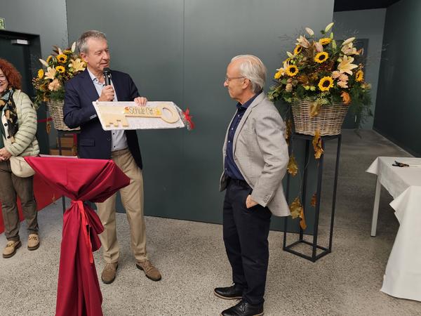 Stadtrat Christof Wolfer übergibt Schulpräsident Pierre Rappazzo einen symbolischen Schlüssel zum Abschluss des Neubaus Schule Ort.