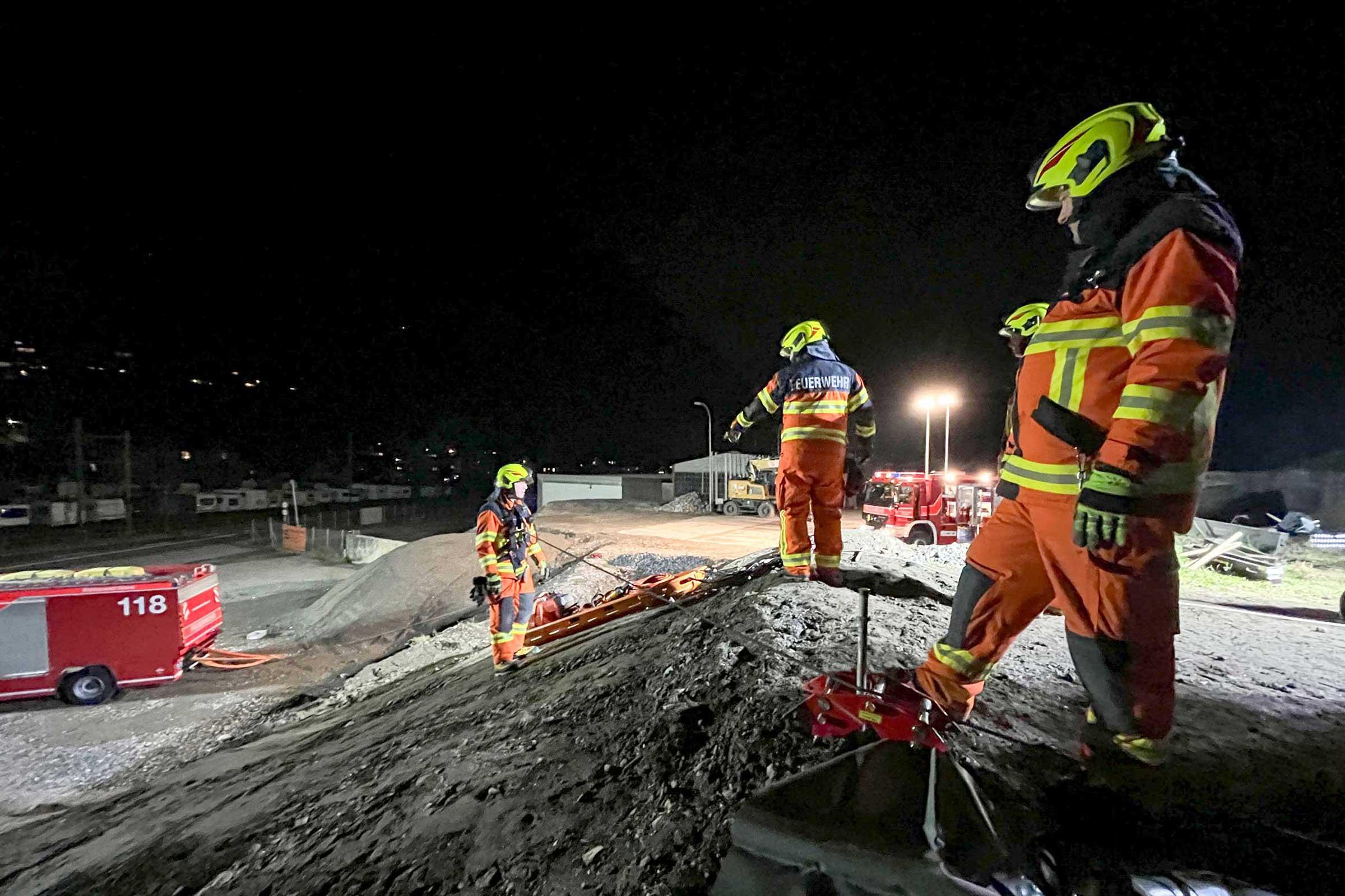 In Büren übt die Strassenrettungsgruppe Verankerungsmethoden.