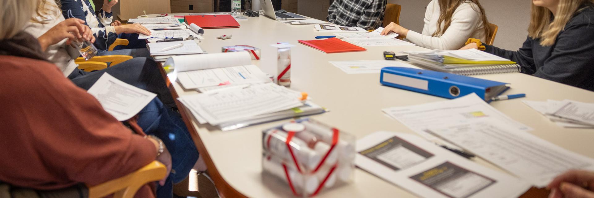 Mitarbeitende sitzen in Weiterbildung