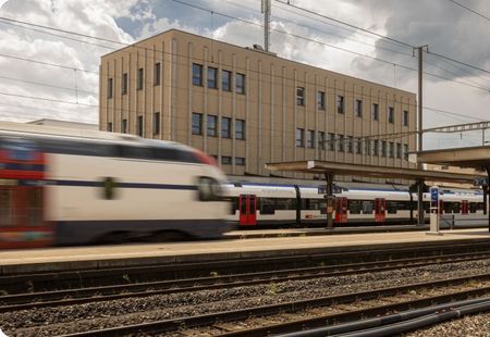 Bahnhof Lenzburg mit einfahrendem Zug