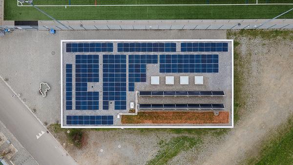 Vogelperspektive der Photovoltaikanlage auf dem Sportplatz Badmatte