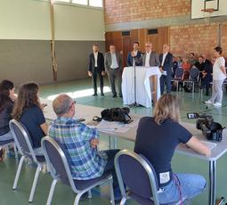 Sie forderten an der Medienkonferenz in der Herisauer Turnhalle Wilen unmittelbar an der N25 ein schnelleres Vorgehen vom Bund (v.l.): Bruno Huber (Geschäftsführer Regiobus), Wolfgang Giella (Stadtpräsident Gossau), Andrea Caroni (Ständerat AR), Dölf Biasotto (Regierungsrat AR), Max Eugster (Gemeindepräsident Herisau) und Fabrina Frischknecht (Präsidentin Quartierverein Säge). Den Rücken stärkten ihnen 30 kommunale und kantonale Vertreterinnen und Vertreter.