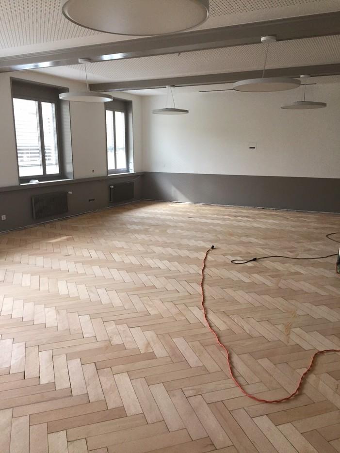 Der Saal "Multberg" ist praktisch fertig. Der alte Riemenboden wurde freigelegt und wird geschliffen.