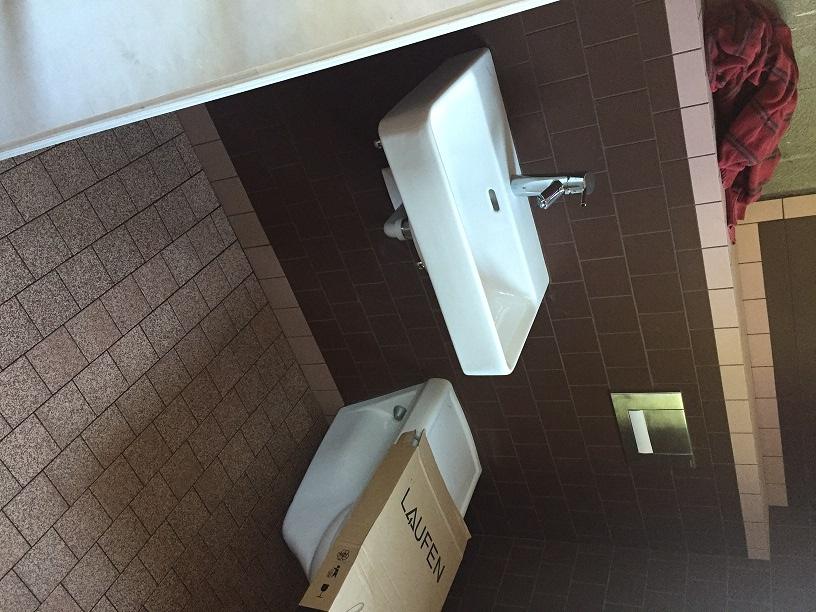 Der "Plättlileger" hat die Bodenfliesen verlegt. Der Sanitär hat bereits das Lavabo und die WC-Schüsseln montiert.