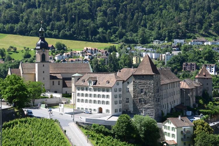 Der Hof  mit der Kathedrale (lins), dem bischöflichen Schloss (Mitte) und dem Hoftorturm (rechts)  gehört zu den ältesten Bischofssitzen nördlich der Alpen.