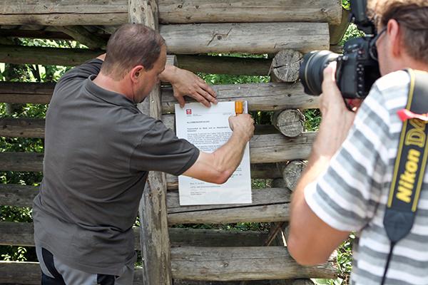 Die Nidwaldner Regierung erlässt wegen der grossen Trockenheit ein Feuerverbot im Wald und an Waldrändern. An öffentlichen Feuerstellen schlagen die Feuerwehrkommandanten Weisungen an und die Presse berichtet darüber.