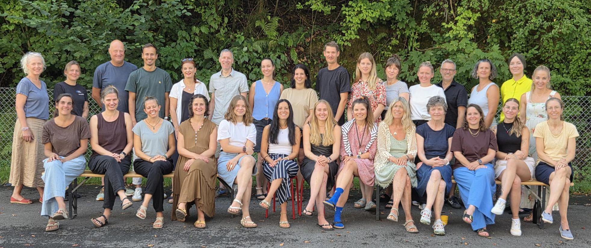 Team im Schuljahr 2026/27 (Lehrpersonen, Hauswartin, Schuladministration und Schulleitung)