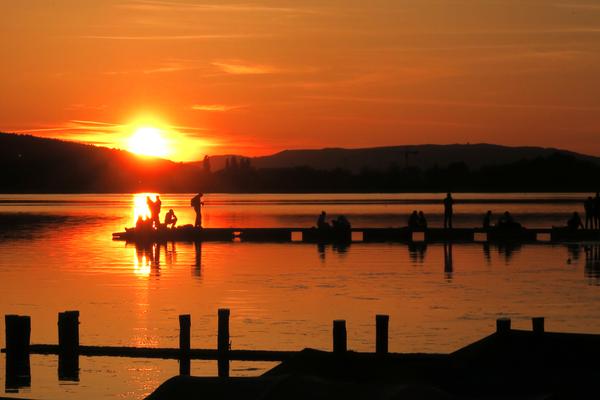 Sonnenuntergang am Greifensee mit Schiffsteg