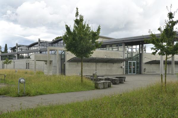Das Bild zeigt die Dreifach-Sporthalle Kreuzfeld