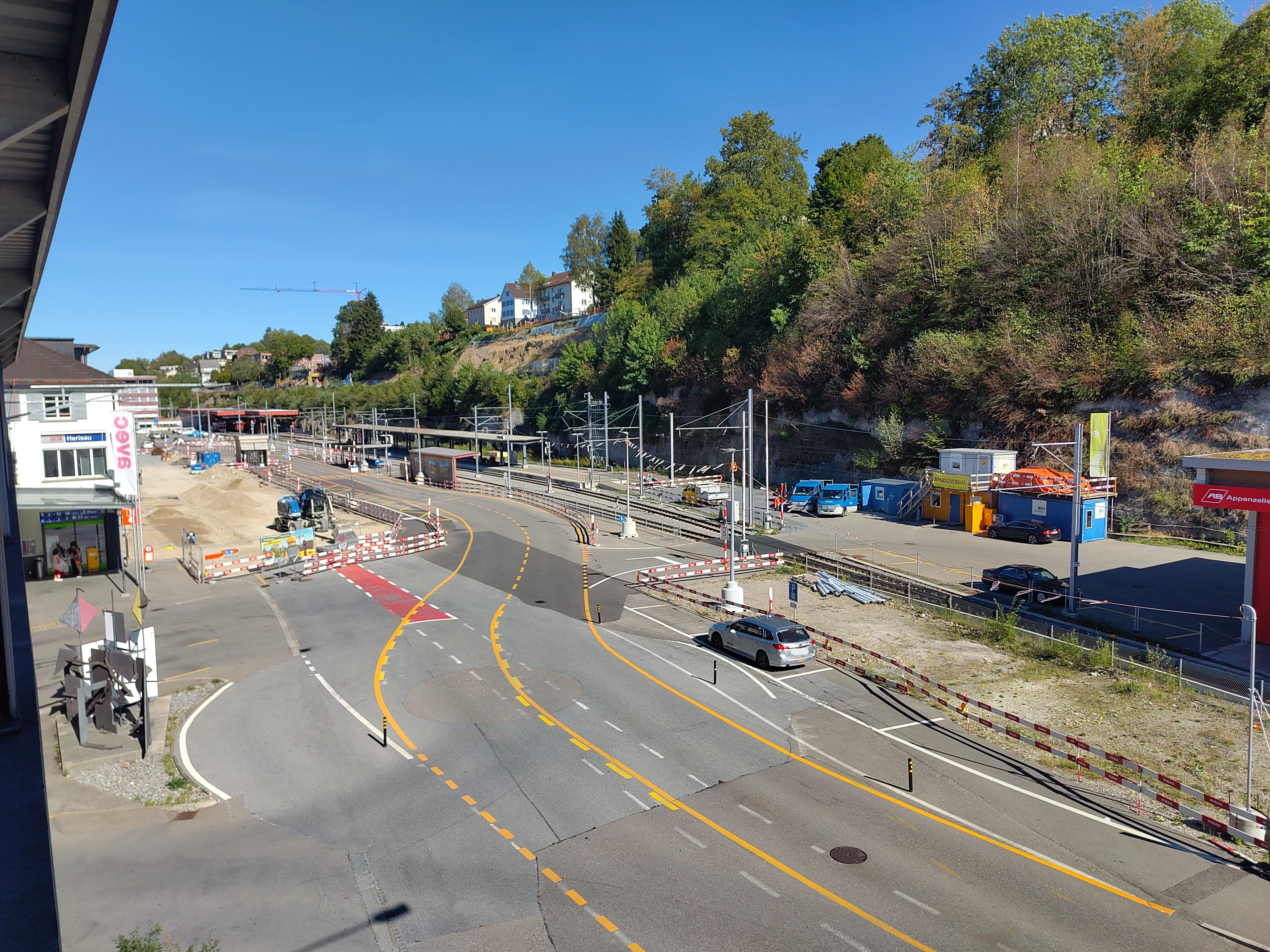 Vor dem Bahnhofgebäude wird das Giessen der Beton-Bodenplatten vorbereitet.