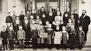 Klassenfoto aus 1912. Lehrer Jucker (rechts im Bild) unterrichtete fast 40 Jahre lang Mädchen und Buben im Städtlischulhaus.