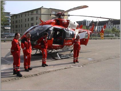 Die REGA Crew insturiert unsere Feuerwehrleute im Bereich Flughelfer.