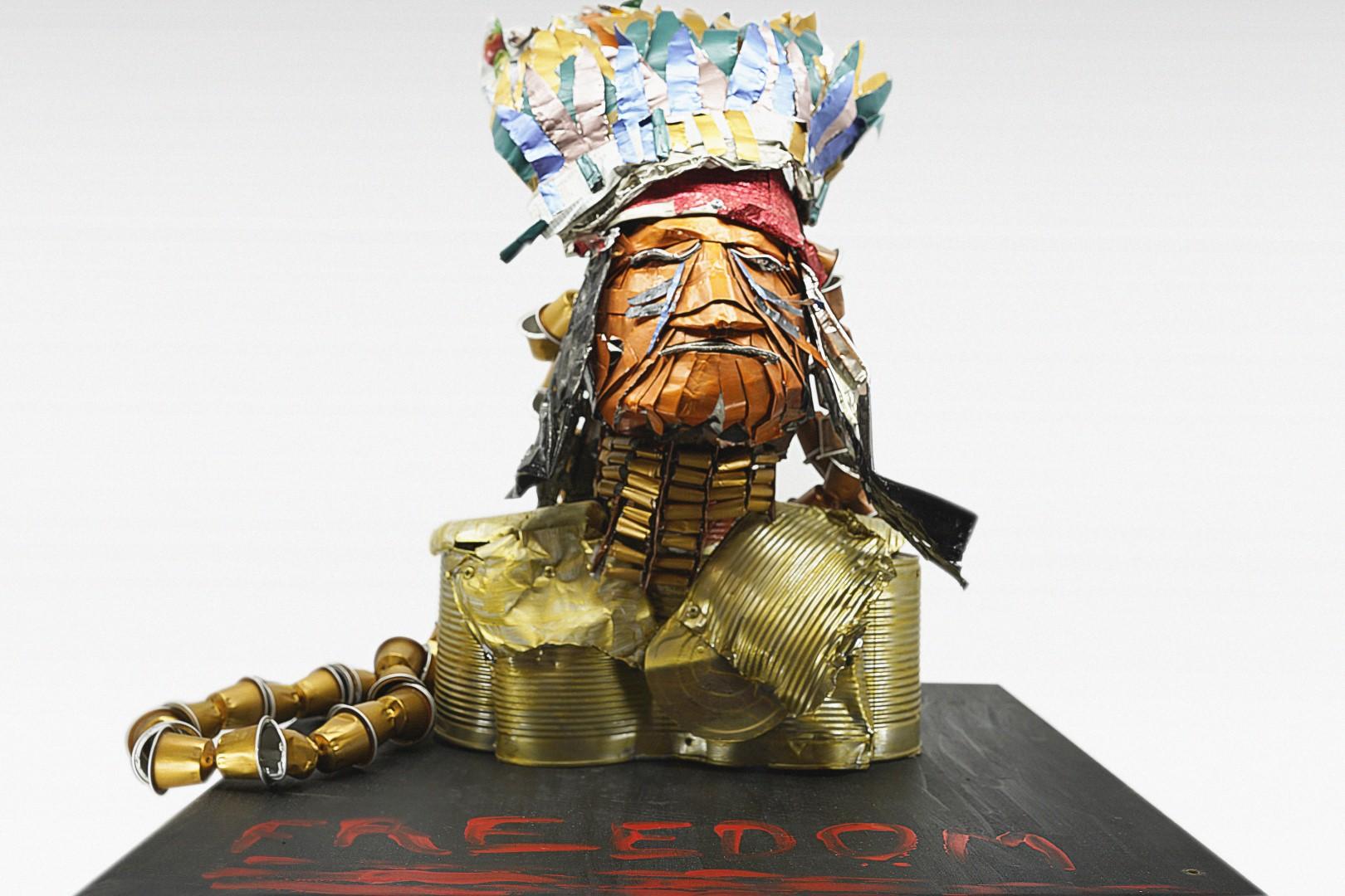 Werktitel: "Freedom"
Den Indianer habe ich 2019 anlässlich des IGORA Wettbewerbs für Recyclingkunst angefertigt. Das Werk besteht vollumfänglich aus Nespressokapseln, Aluresten und Blechdosen, welche ich als Abfall aus unserem täglichen Verbrauch gesammelt habe. Mal abgesehen davon, dass wir versuchen möglichst viel zu rezyklieren, schenken wir unserem «Abfall» wenig Beachtung und ich frage mich, ob wir den wahren Wert und die Schönheit der Dinge wirklich sehen.