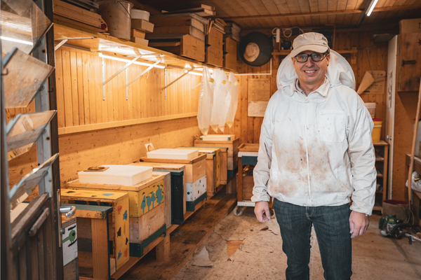 Bienenhaus und Imker