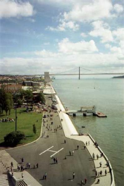 Blick in Richtung der Hängebrücke, welche der "Golden Gate-Brücke" in San Francisco nachgeahmt ist.
