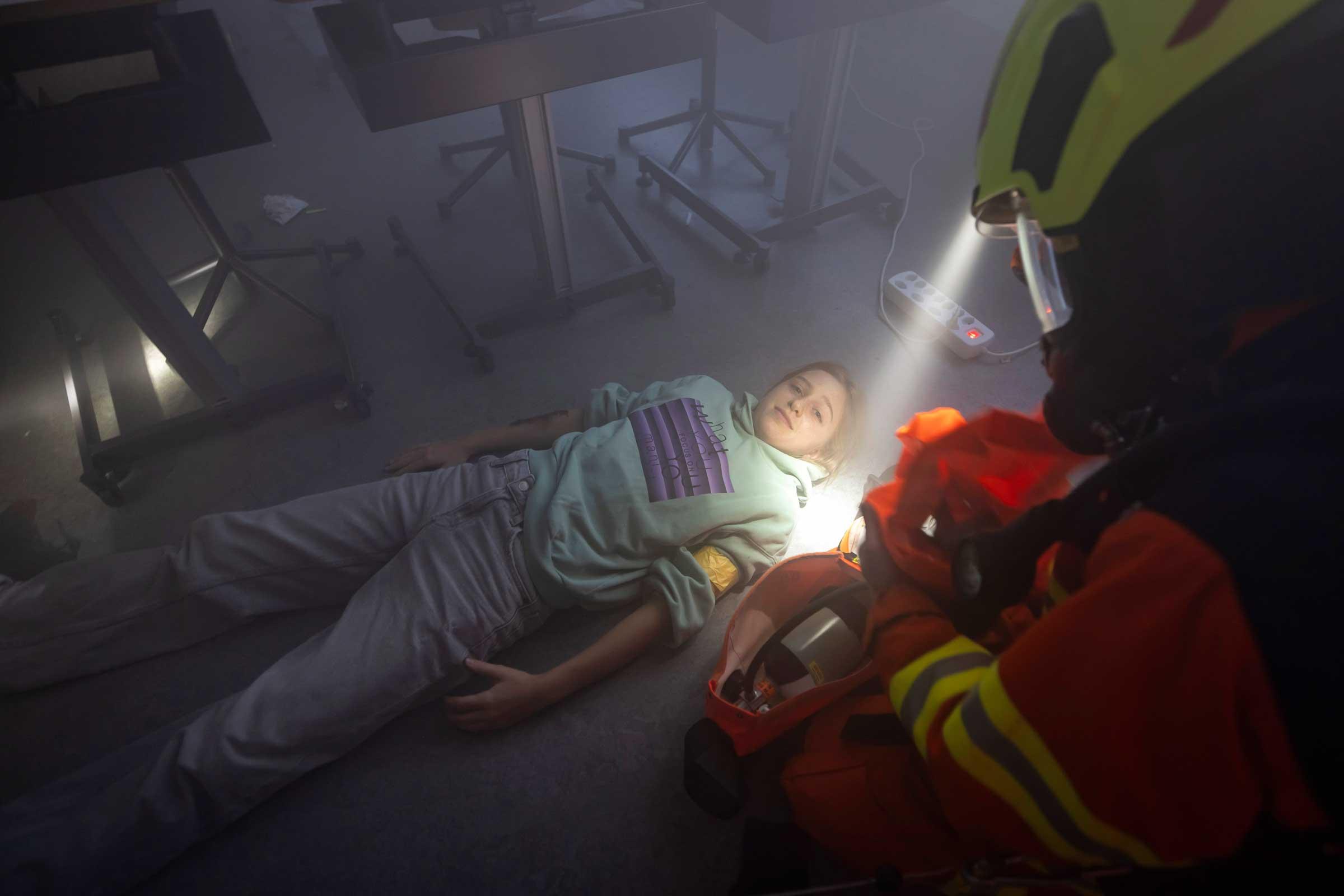 Rettungstrupps finden im Schulhaus Kinder vor.