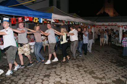 In fröhlicher Polonaise gehts rund um den Mühleplatz.