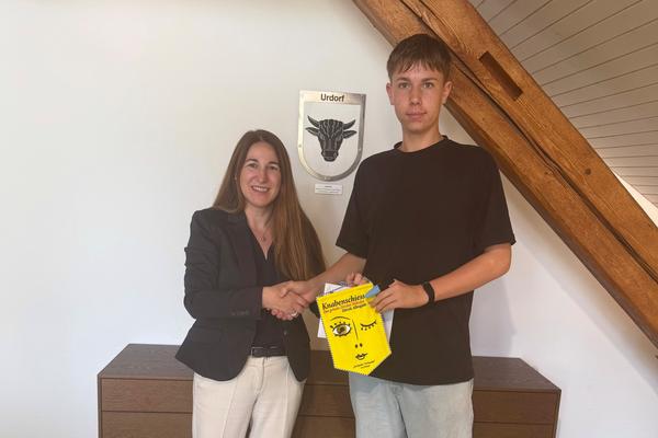 Handshake zwischen Präsidentin Filiz Di Liberto und Finn Briner