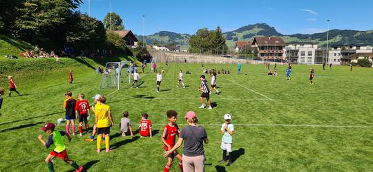 Beckenrieder Kinder spielen Fussball