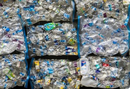 Petflaschen in Säcken