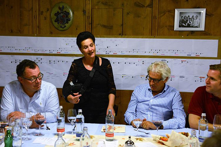 Ausklang beim Abendessen in Zillis mit dem Dank von Gemeinderatsvizepräsidentin Tina Gartmann-Albin an den Organisator der Landsitzung, Gemeinderatspräsident Christian Durisch. Für Franco Lurati (zweiter von Rechts), bedeutet die Landsitzung 2015 Abschied vom Gemeinderat, dem er zwölf Jahre angehörte.