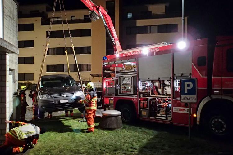 Die Strassenrettungsgruppe holt ein Auto, das sich an der Ennetmooserstrasse in ein Rückhaltebecken verirrt hat.