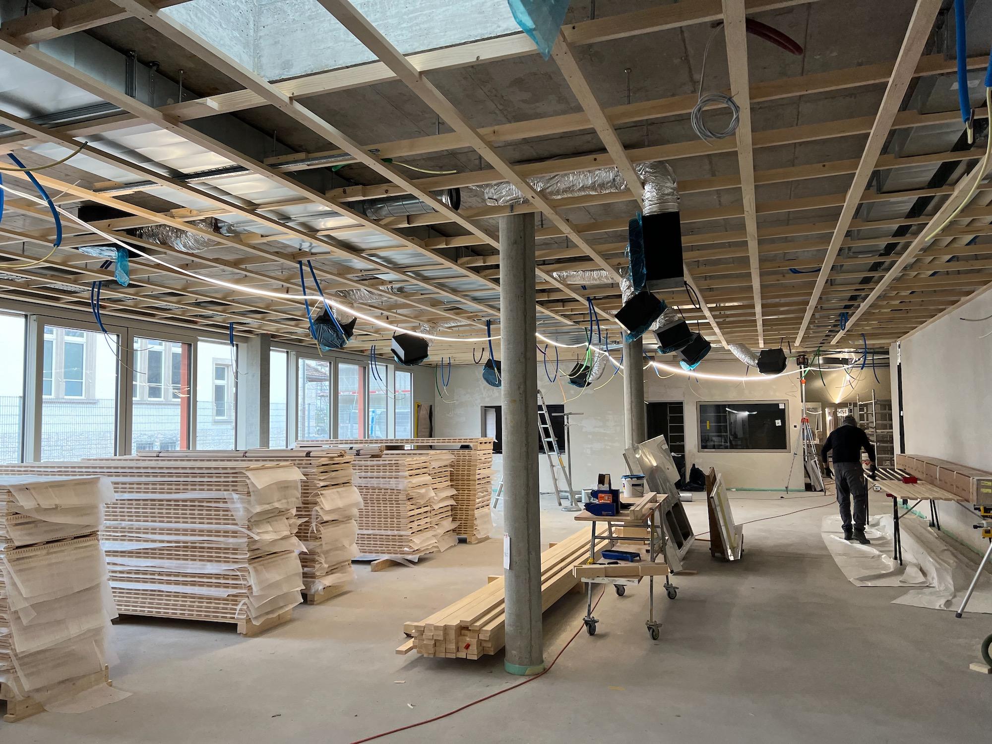 Die Decke bei den Tagesstrukturen wird montiert, 8. 2. 23