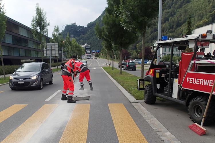 Das Ersteinsatzelement behandelt mehrere Ölspuren im Raum Eichli, Oberstmühle und Stansstaderstrasse mit Ölbinder.