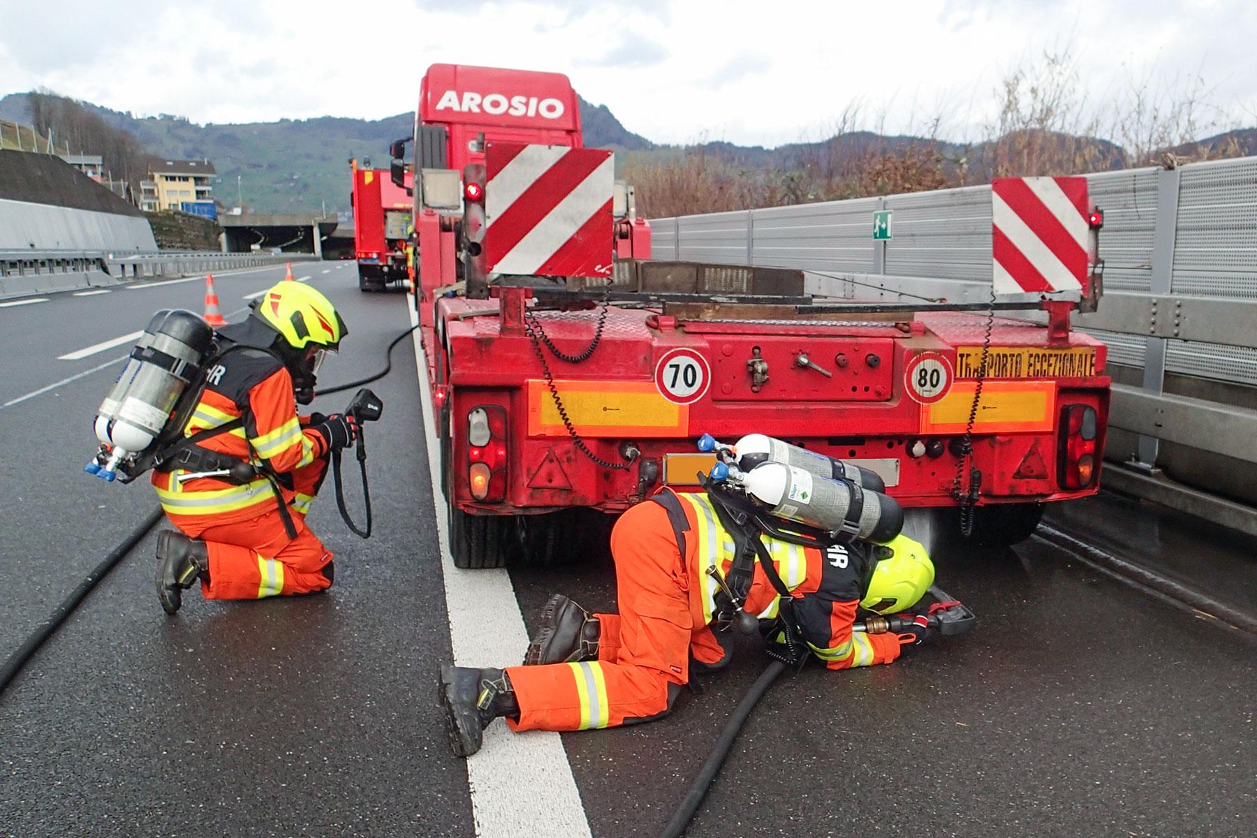 Das Ersteinsatzelement 1 kühlt auf der Autobahn  die überhitzten Räder eines Lastwagens.