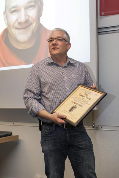 David Businger wird zum Ehrenmitglied ernannt.