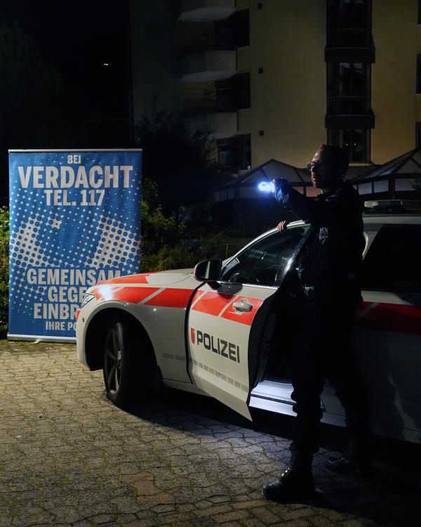 Polizist bei seinem Auto