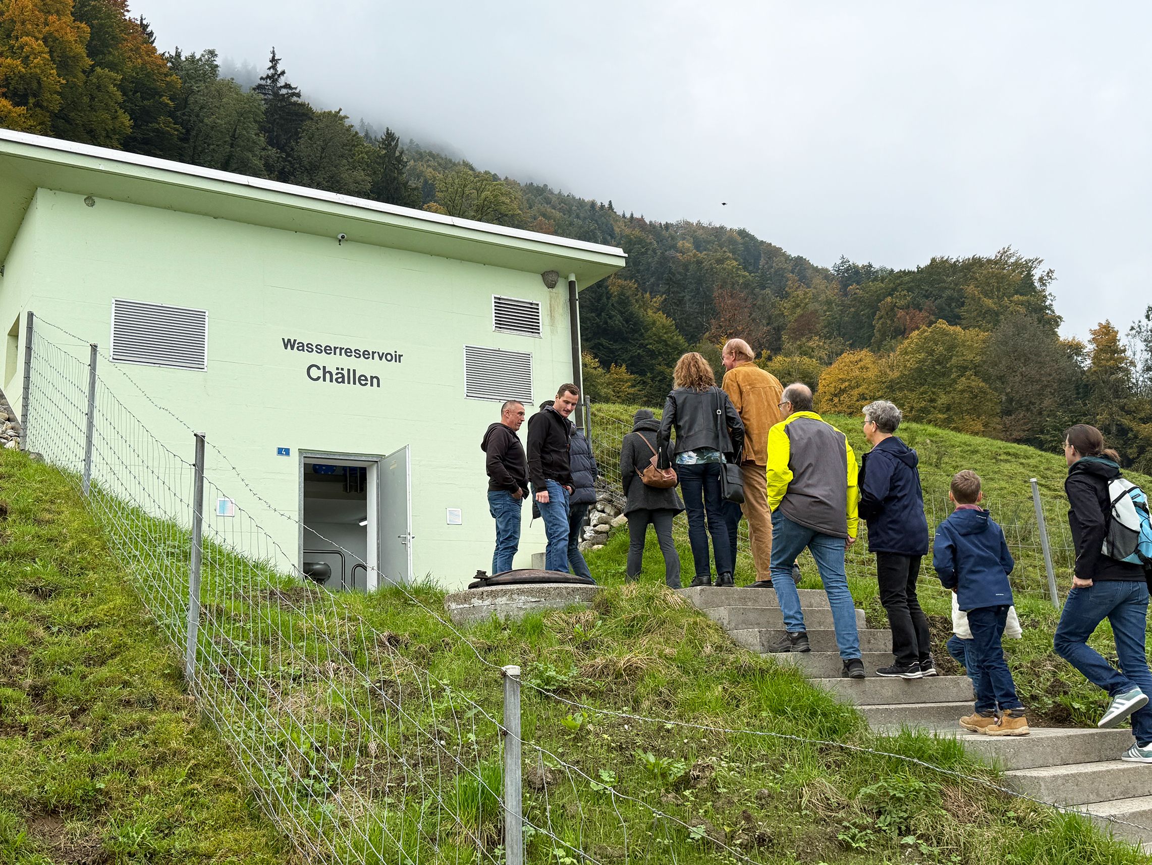 Besichtigung des Wasserreservoirs Chällen im Rahmen der Feier zum 100-jährigen Bestehen des Wasserwerks der Gemeinde Schübelbach