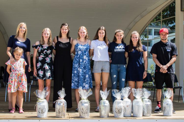 Gemeinderätin Cornelia Amstutz und ihre Tochter Annatina gemeinsam mit den erfolgreichsten Sportlern von Engelberg: Anja Fischer, Nadine Matter, Lea Fischer, Luana Bösch, Chiara Arnet, Laura Bütler und Fabian Bösch (vlnr)