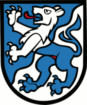 Von Blau in Silber durch Wellenschnitt schräglinks geteilt, überdeckt von einem Löwen in gewechselten Farben